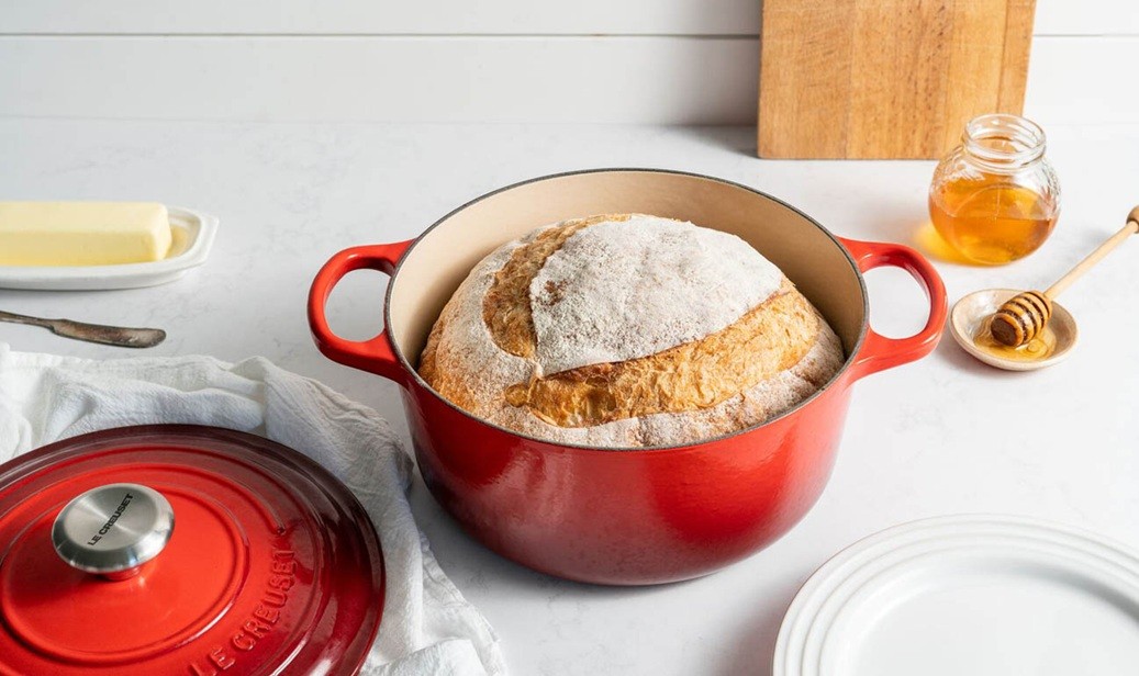 gebackenes Brot im runden Le Creuset Bräter