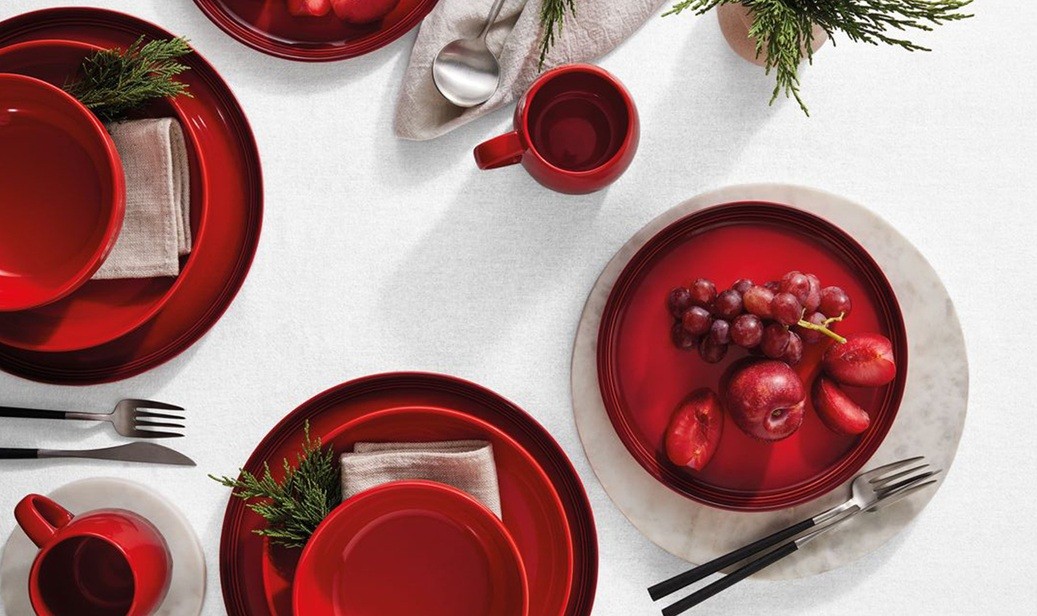 kirschrotes Essgeschirr von Le Creuset